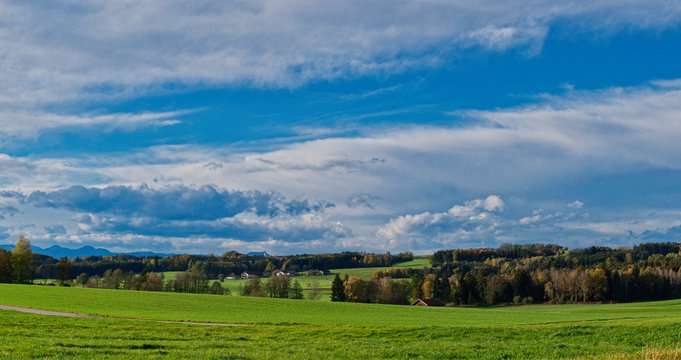 Oberbayerisches Voralpenland in herbstlichem Morgenlicht