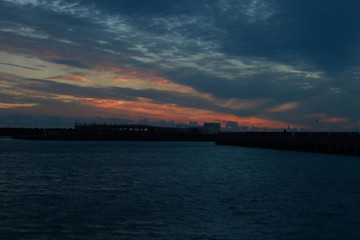 Fototapeta premium 黄金色に輝く神々しい幻想的な夕焼け空に映える入道雲と地平線