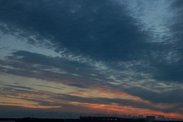 Obraz premium 黄金色に輝く神々しい幻想的な夕焼け空に映える入道雲と地平線