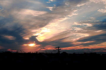 黄金色に輝く神々しい幻想的な夕焼け空に映える入道雲と地平線