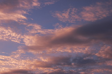 Fototapeta na wymiar 紅に染まる幻想的な夕焼け空に映える入道雲と地平線