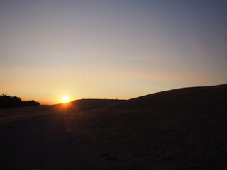Wandern im Sonnenuntergang auf der Halde Norddeutschland in Neukirchen Fluyn