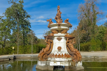 Fototapeta premium tazas altas fountain in the gardens of la granja de san ildefonso