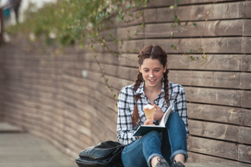 Obraz premium girl eating ice cream