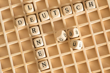 Deutsche Umlaute, Kreuzworträtsel, Holzbuchstaben und Worte Deutsch Lernen