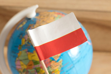 Flagge von Polen und ein Globus im Hintergrund - obrazy, fototapety, plakaty
