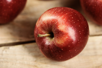 Fototapeta na wymiar red juicy apple on wooden background