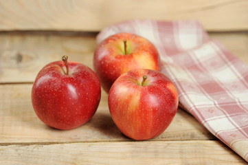 red juicy apples on wooden background