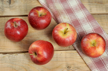 red juicy apples on wooden background