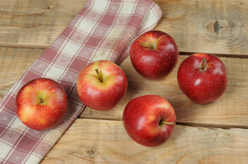 red juicy apples on wooden background