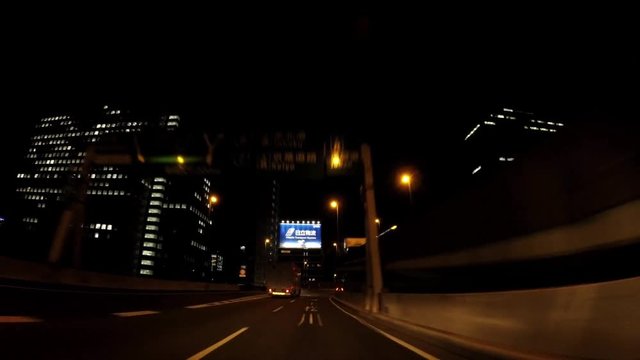 A running picture of a highway on the night of Japan.