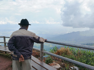 Obraz premium An elderly man who does not see the face is watching the scenery..