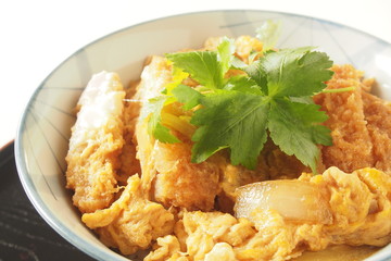 カツ丼　a deep-fried pork cutlet rice bowl