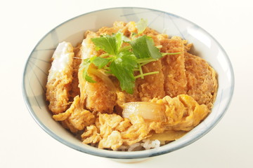 カツ丼　a deep-fried pork cutlet rice bowl