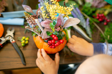 How to make a Thanksgiving centerpiece with big pumpkin and bouquet of flowers.