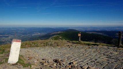 Panorama z najwyższego szczytu Karkonoszy, Śnieżki - zaraz po wjeździe na szczyt brukowaną, krętą drogą
