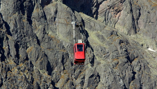 Alpejska, g&oacute;rska kolej linowa na Łomnicę w Tatrach Wysokich na Słowacji