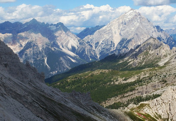 Włochy, Dolomity - górska panorama, wokół Croda da Lago © Iwona