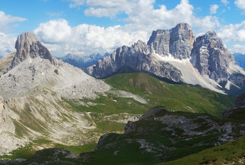 Fototapeta na wymiar Włochy, Dolomity - górska panorama, Monte Pelmo - jeden z najpiękniejszych szczytów w tej części Dolomitów