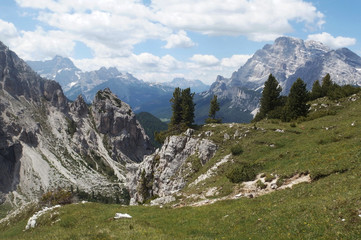 Włochy, Dolomity - górski krajobraz na szlaku wokół Tre Cime