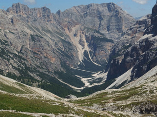 Fototapeta na wymiar Włochy, Dolomity - na trasie wokół Tofany di Rozes, widok na Dolinę Travenanzes