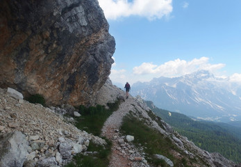 Włochy, Dolomity - na trasie wokół Tofany di Rozes, widok z turystką
