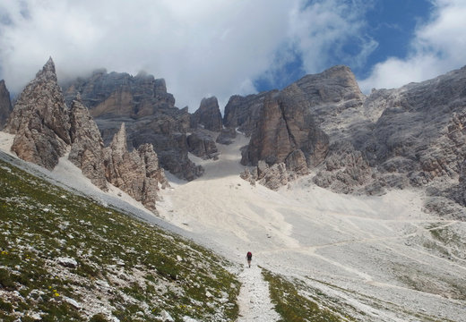 Włochy, Dolomity - na trasie wok&oacute;ł Tofany di Rozes, widok z turystką