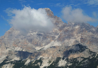 Włochy, Dolomity - na szlaku Szlak Sentiero Bonacossa, szczyty w chmurach © Iwona
