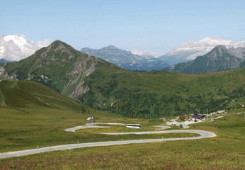Włochy, Dolomity - okolice masywu Nuvolau, asfaltowa droga w dolinie © Iwona