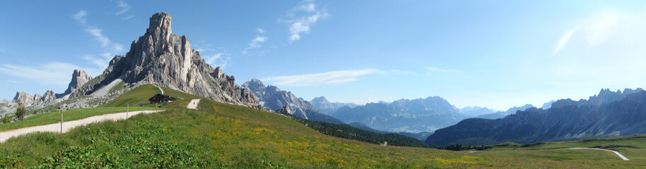 Włochy, Dolomity - panorama z masywem Nuvolau 