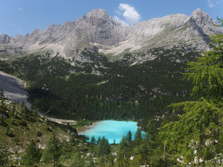 Włochy, Dolomity - turkusowe jeziorko w masywie Sorapis