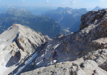 Włochy, Dolomity - turyści na ferracie Dibona w masywie Cristallo