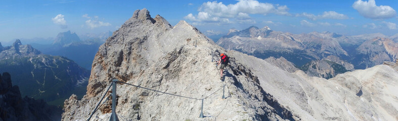 Włochy, Dolomity - Ferrata Dibona w masywie Cristallo, turystka idąca granią