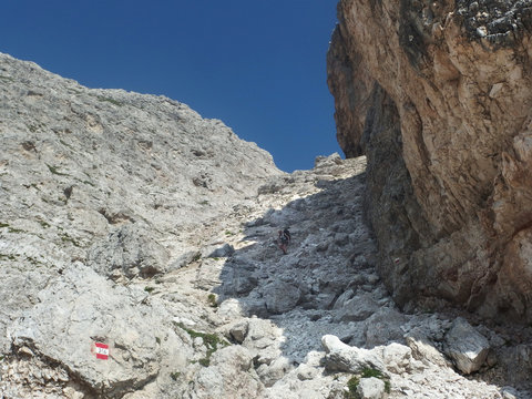 Włochy, Dolomity - piargi na szlaku w masywie Sorapis