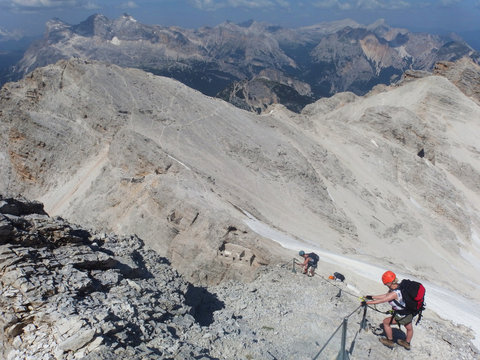Włochy, Dolomity - Ferrata Dibona w masywie Cristallo, turyści idący granią
