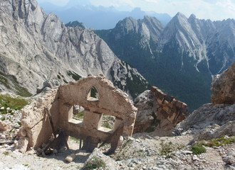 Włochy, Dolomity - Ferrata Dibona w masywie Cristallo, ruiny zabudowań z okresu Pierwszej Wojny Światowej - obrazy, fototapety, plakaty