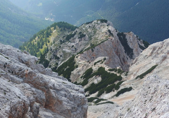 Fototapeta na wymiar Włochy, Dolomity - Ferrata Dibona w masywie Cristallo, widok na dolinę