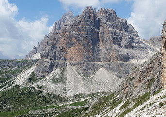 Włochy, Dolomity - wiok na szlaku w masywie Monte Paterno © Iwona