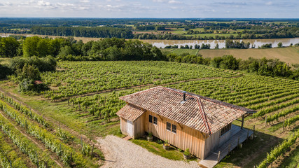 Cabane en bois surplombant le vignoble bordelais, Gironde, France