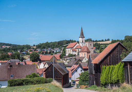 Kirche mit Sachsenturm in Trausnitz