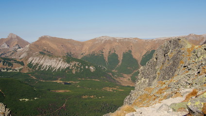 Widok na Dolinę Białych Stawów oraz okalające ją zbacza z okolic przełęczy Rakuski Przechód