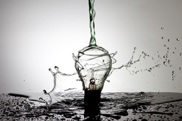 Glühbirne mit Wasser Splash