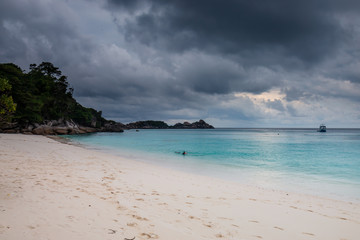 Obraz premium Stormy skies on a deserted tropical beach during the monsoon (Similan Islands)