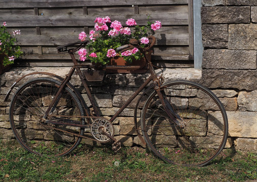 Altes Fahrrad mit Blumenständer Stock Photo | Adobe Stock