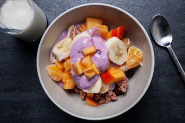 Müsli mit Früchten, Milch und Joghurt zum Frühstück