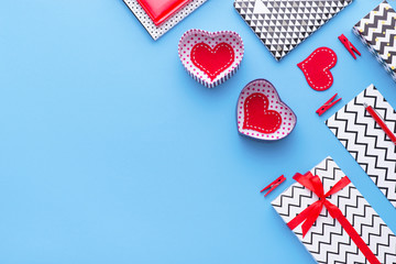 Obraz premium Person holding a present for Saint Valentine's day in his hands. Beautiful colorful background to st. Valentine day. Greeting card with red hearts. Wedding's invitation. Love expression. 