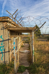 Sicherheitsschleuse mit Stacheldraht