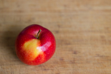 Apfel auf Holzbrett