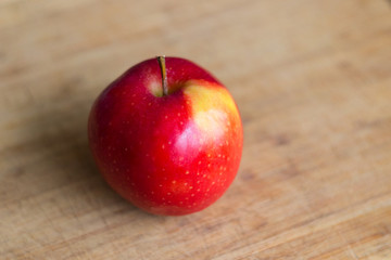 Apfel auf Holzbrett close up