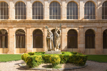 Fototapeta na wymiar courtyard of the cloister of the monastery of Santa María de Huerta, Soria, Spain